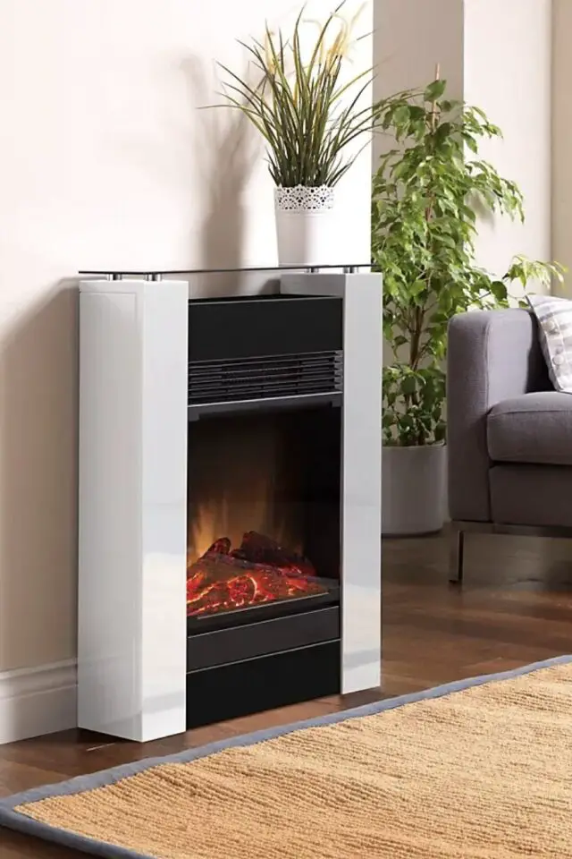 cheminée électrique décorative à poser contre un mur au sol blanc et noir design simple et épuré 