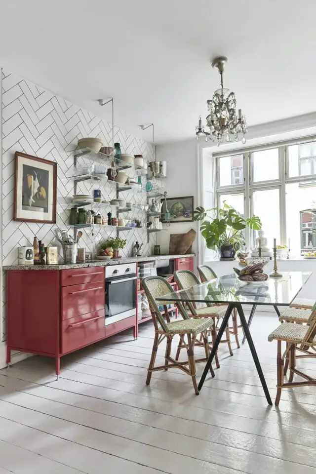 couleur déco histoire génération style années 2000 cuisine ouverte rouge laquée salle à manger blanche 