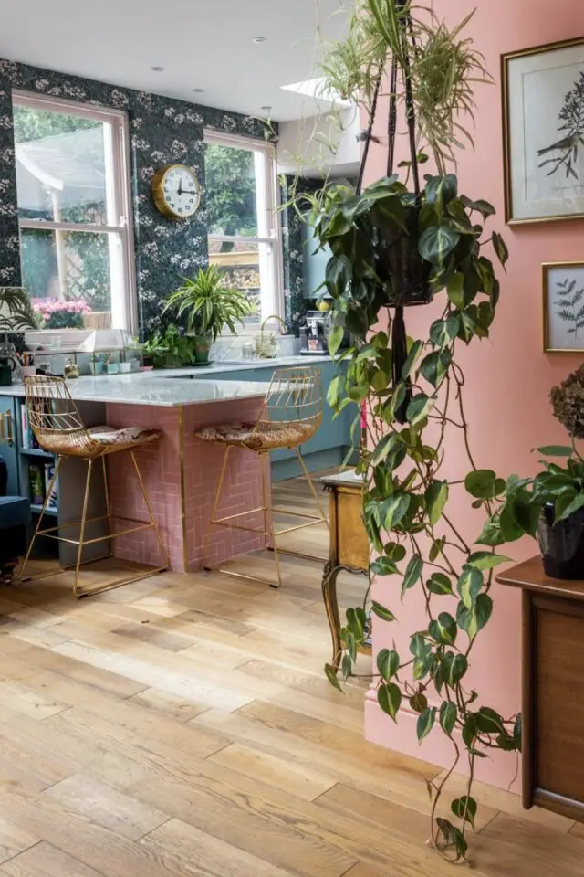 couleur déco histoire génération Pint millennial rose pâle cuisine pièce de vie ouverte plantes vertes 