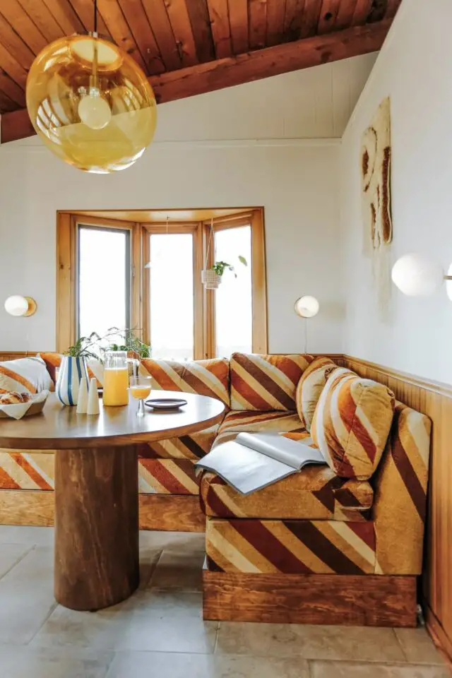 couleur déco histoire génération X années 70 salle à manger banquette beige moutarde et ocre 
