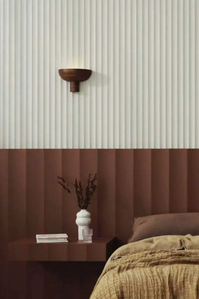 créer texture mur panneau mural soubassement effet tasseau bois moderne chambre à coucher adulte 