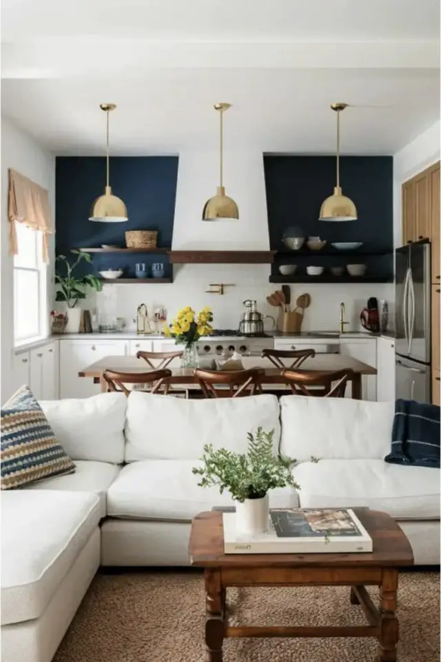 cuisine 5m2 ouverte sur le salon avec table de salle à manger en guise de séparation contraste mur accent cuisine bleu marine espace élégant cuisine 5m2 ouverte sur le salon avec table de salle à manger en guise de séparation contraste mur accent cuisine bleu marine espace élégant