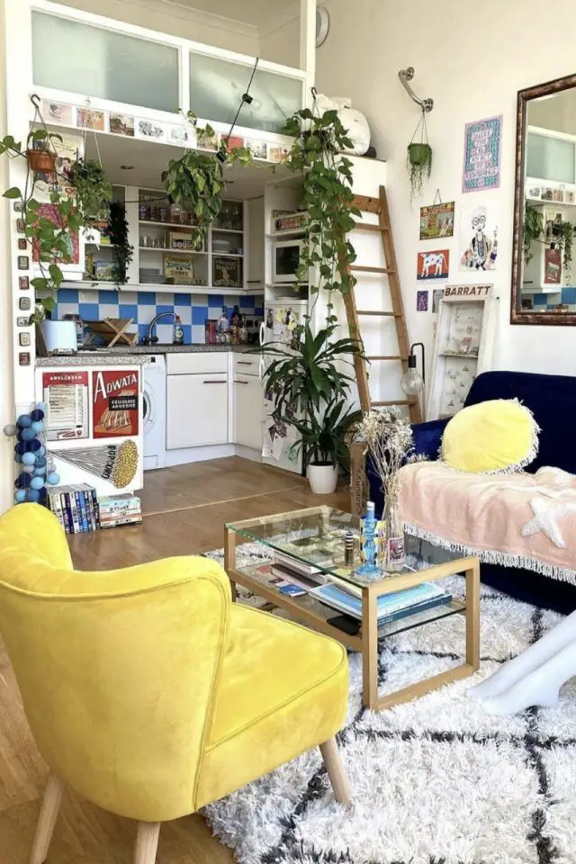 cuisine 5m2 ouverte sur le salon exemple petit espace cosy et éclectique crédence carreaux bleus canapé rappel de couleur cuisine 5m2 ouverte sur le salon exemple petit espace cosy et éclectique crédence carreaux bleus canapé rappel de couleur