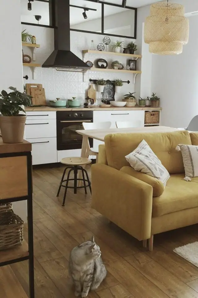 cuisine 5m2 ouverte sur le salon espace à vivre moderne blanc et noir hotte canapé jaune parquet au sol ambiance claire et contemporaine cuisine 5m2 ouverte sur le salon espace à vivre moderne blanc et noir hotte canapé jaune parquet au sol ambiance claire et contemporaine