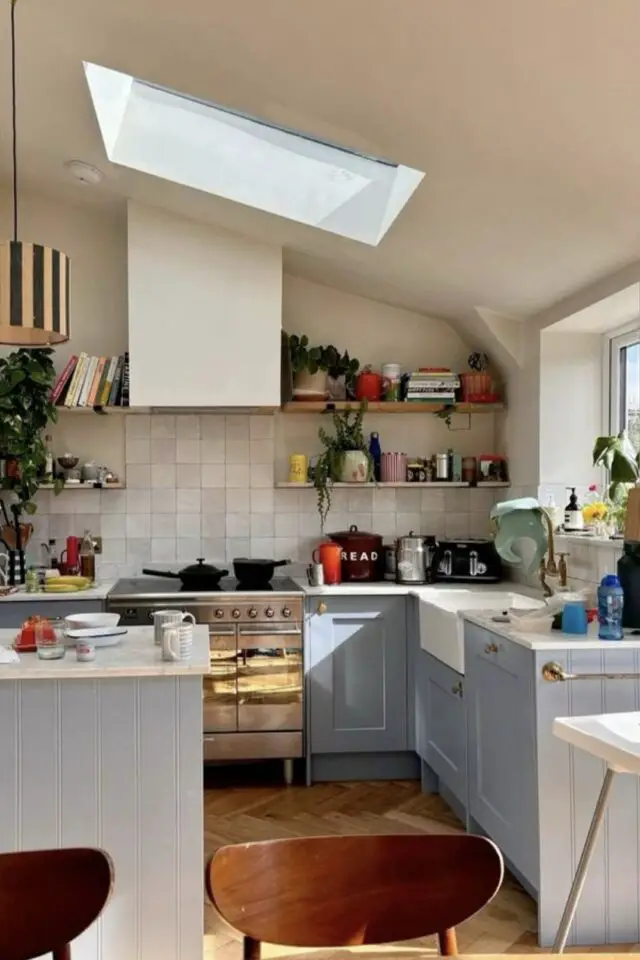 cuisine 5m2 ouverte sur le salon avec puit de lumière crédence zellige clair meuble bleu ciel ambiance moderne aménagement maison cuisine 5m2 ouverte sur le salon avec puit de lumière crédence zellige clair meuble bleu ciel ambiance moderne aménagement maison