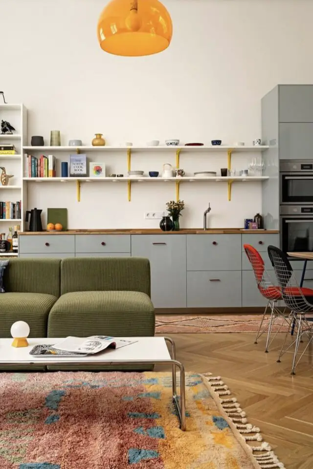 cuisine 5m2 ouverte sur le salon exemple tout en longueur ambiance moderne canapé épuré coloré tapis cosy table basse vintage cuisine 5m2 ouverte sur le salon exemple tout en longueur ambiance moderne canapé épuré coloré tapis cosy table basse vintage