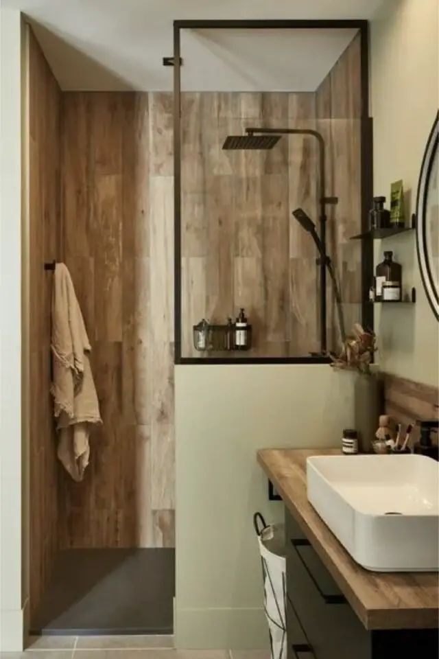 déco rustique salle de bain avec douche italienne revêtement murale carrelage imitation bois robinetterie noir vasque faïence blanche à poser 