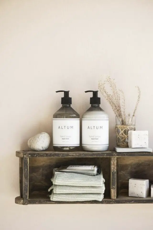 déco rustique salle de bain petite étagère ancienne patinée bois flacon de savon simple et décoratif 
