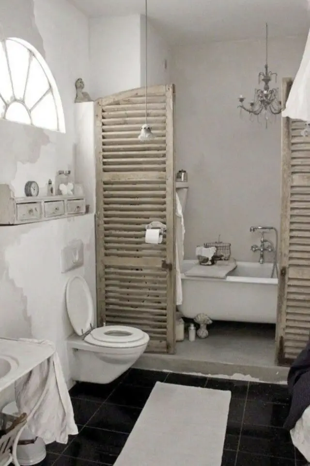 salle de bain déco rustique chic récup anciens volets de maison transformés en claustra pour séparer l'espace baignoire 