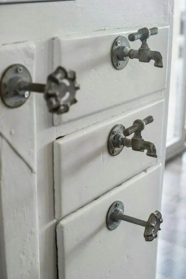 salle de bain déco rustique chic récup ancien robinet transformé en poignée de meuble idée bricolage facile 
