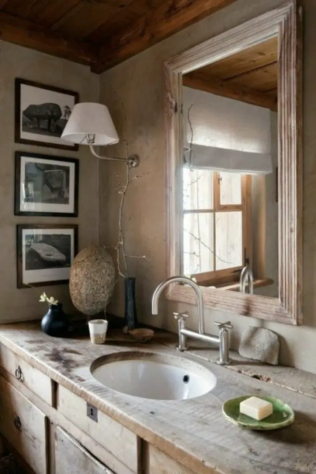 salle de bain déco rustique chic meuble vasque en bois patiné grand miroir couleur neutre et chaleureuse 