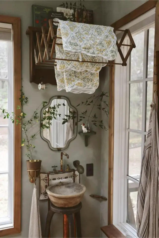 salle de bain déco rustique chic ancien sèche-serviette mural pratique gain de place miroir rétro chiné 