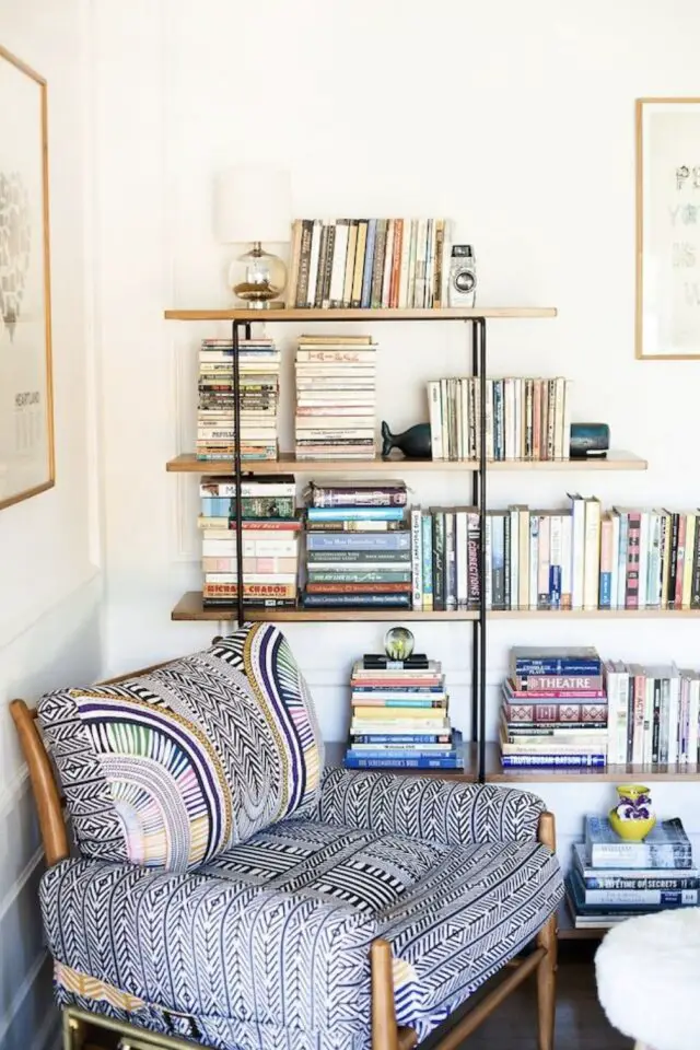 décoration salon étagères idées rangement livres bibliothèque fauteuil 