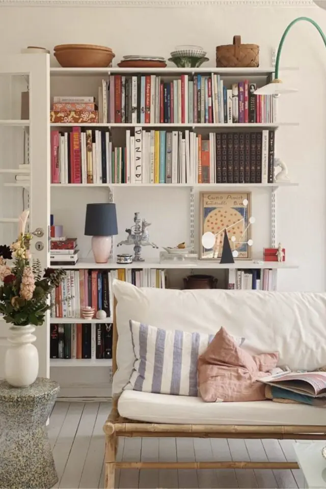 décoration salon étagères idées simple blanche canapé beige et bois 