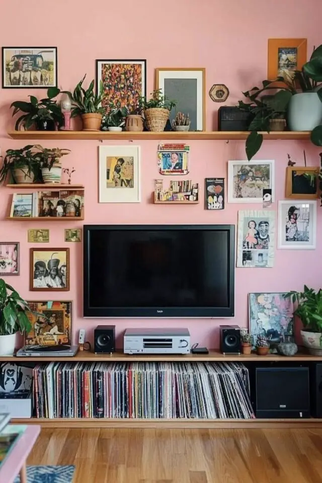 décoration salon étagères idées atour de l'écran de télé mur rose déco mural moderne 