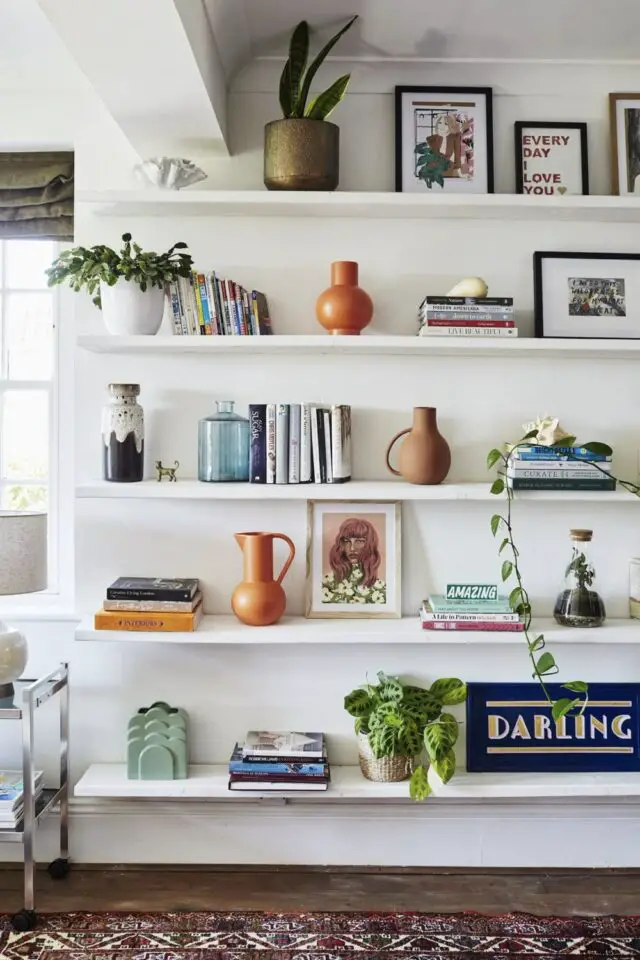 décoration salon étagères idées chic et élégant vase cadre plante sol au plafond 