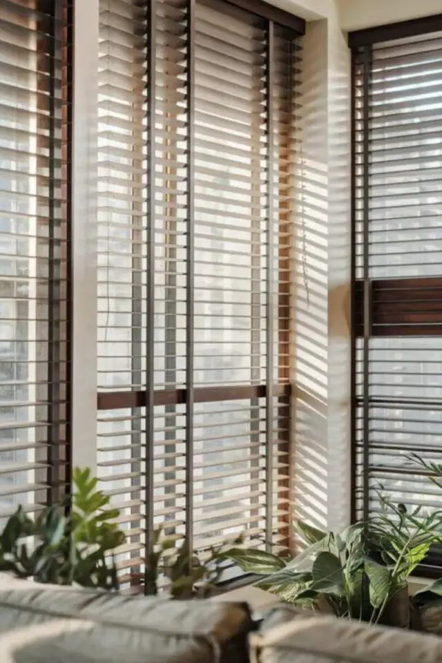 habiller fenêtre salon stores en bois à lamelle chic et élégant choix classique 