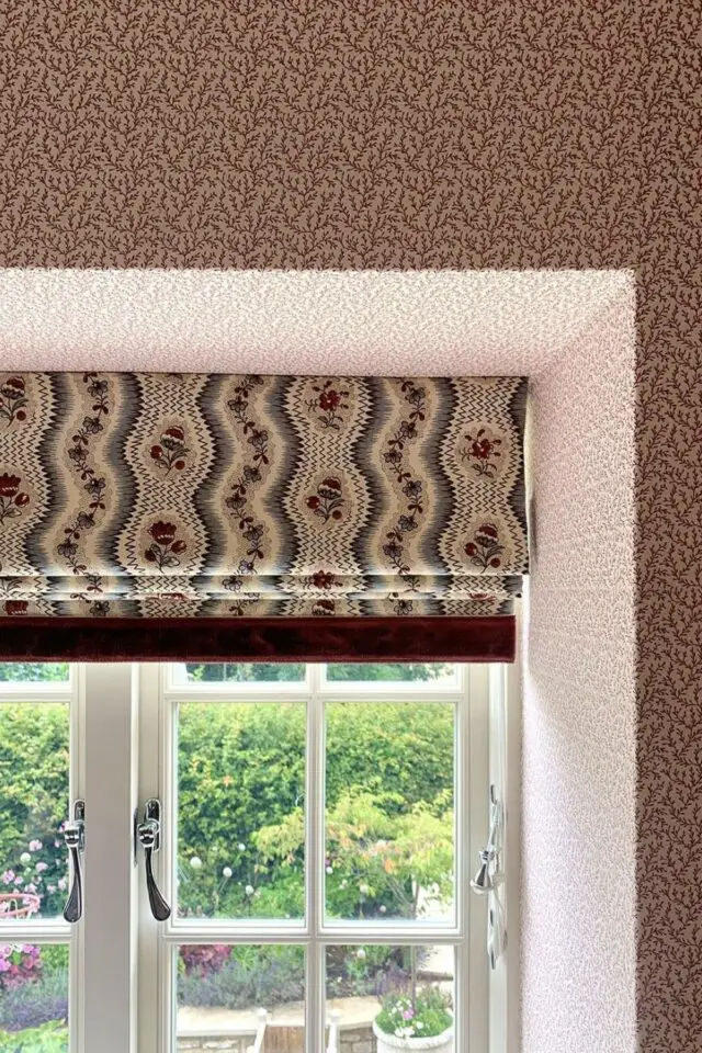 habiller fenêtre salon stores sur-mesure tissu ameublement motif classique fleur 
