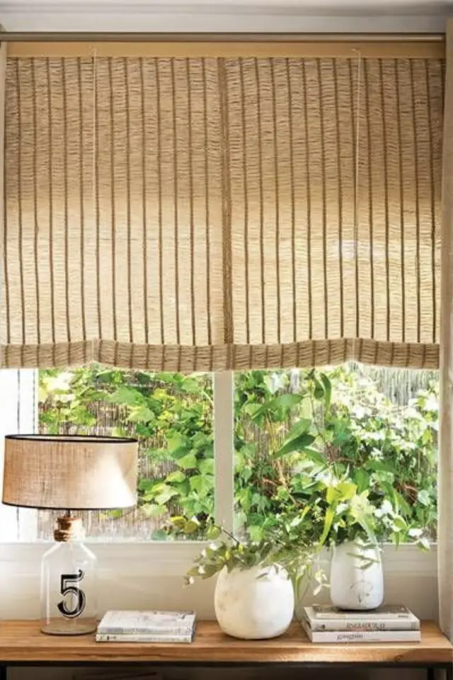 habiller fenêtre salon stores à enrouler couleur naturel simple dessus console 