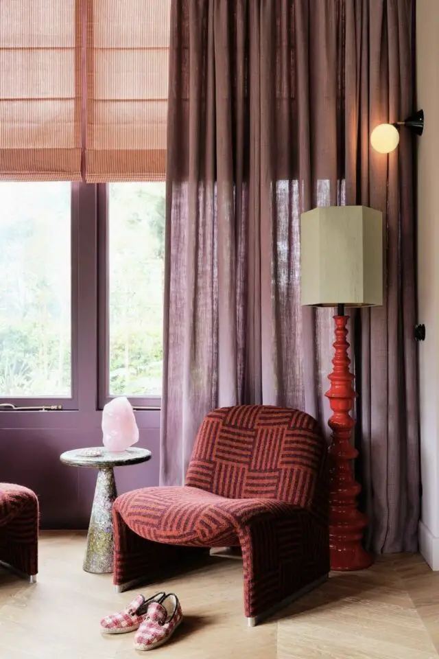 habiller fenêtre salon stores rose chic et doux associé avec un rideau en lin prune 