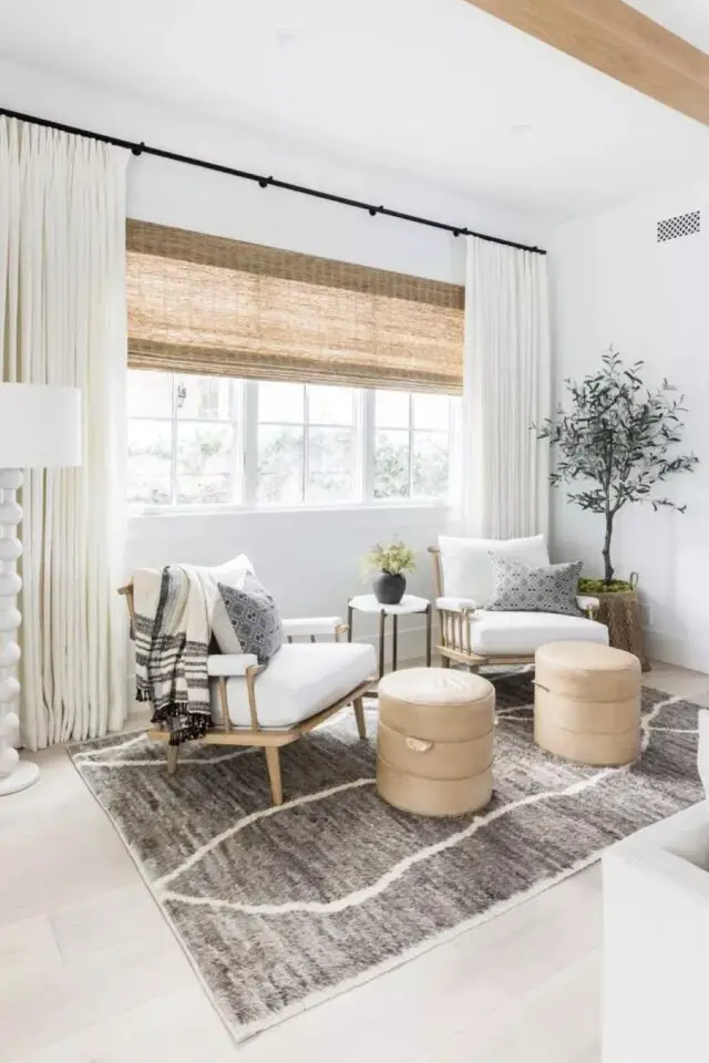 habiller fenêtre salon stores couleur naturel associé à des rideaux ambiance claire 