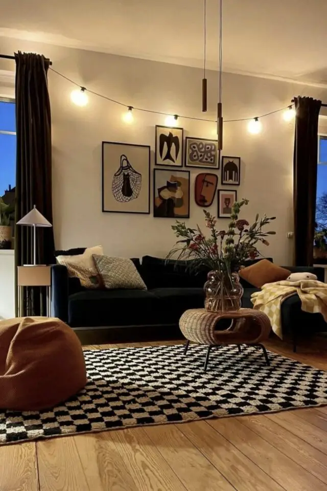 éclairage luminaire salon exemple cosy soir guirlande lumineuse entre rideaux tapis damier éclairage luminaire salon exemple cosy soir guirlande lumineuse entre rideaux tapis damier
