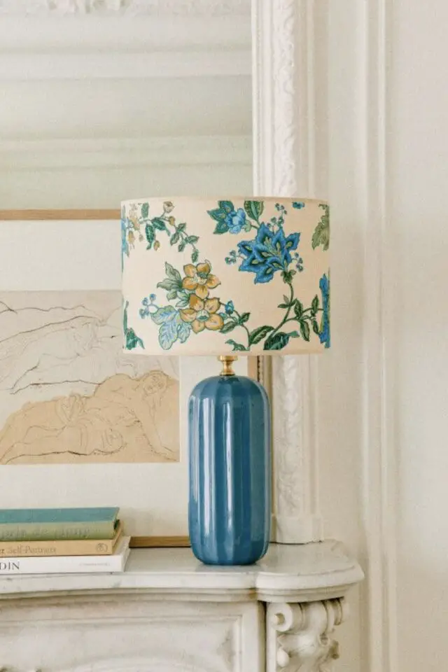 éclairage luminaire salon exemple lampe élégante avec abat-jour fleuri posée manteau cheminée en marbre éclairage luminaire salon exemple lampe élégante avec abat-jour fleuri posée manteau cheminée en marbre