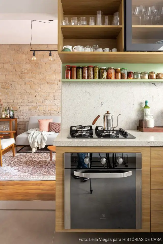 home staging cuisine exemple plan de travail plaque de gaz liste de nettoyage rangement étagère 