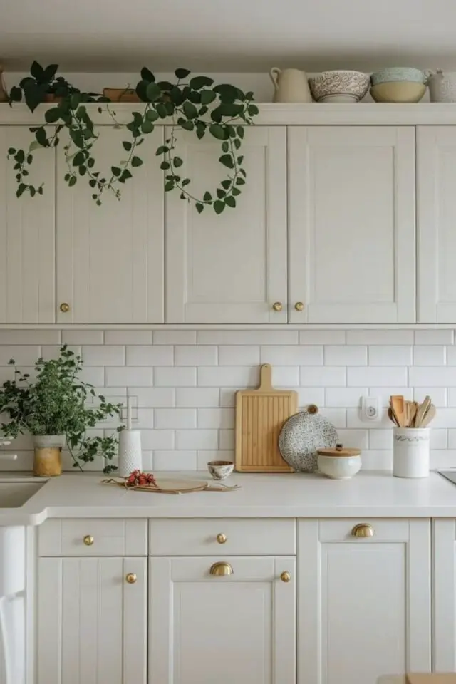 home staging cuisine exemple crédence carrelage métro blanc meuble clair poignées de meuble harmonisée accessoires chaleureux 