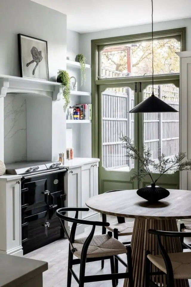 home staging cuisine maison familiale ancienne boiserie porte couleur vert sauge neutre table en bois ronde moderne 