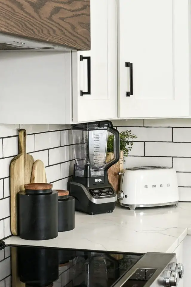 home staging cuisine plan de travail quelques éléments déco plante angle propre 