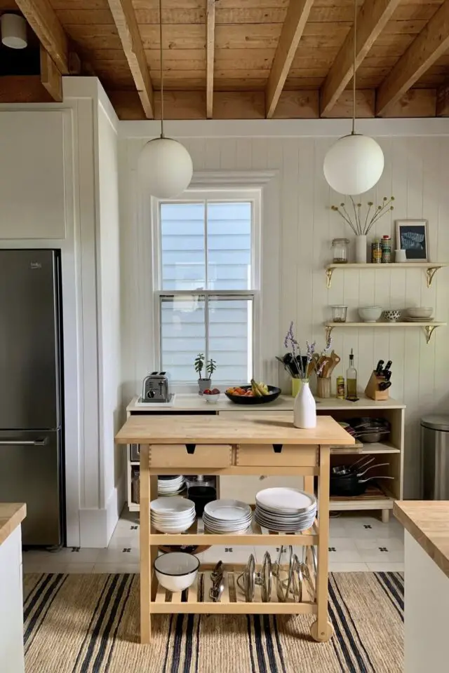 home staging cuisine exemple îlot central indépendant en bois meuble centre de l'espace rangement assiettes 