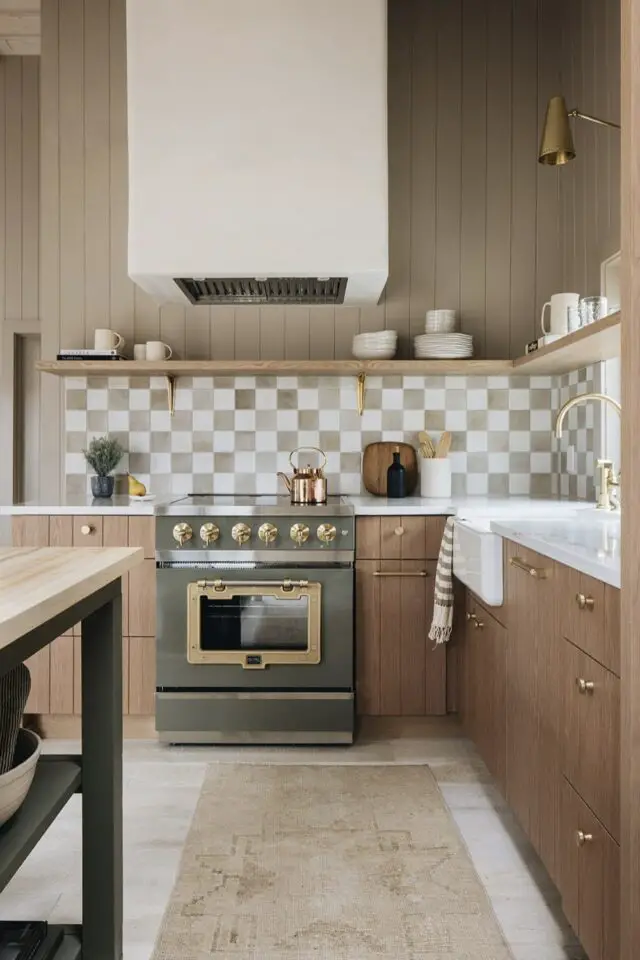 home staging cuisine exemple espace neutre chaleureux et familial mobilier bois carrelage crédence  blanc et beige tapis de sol 