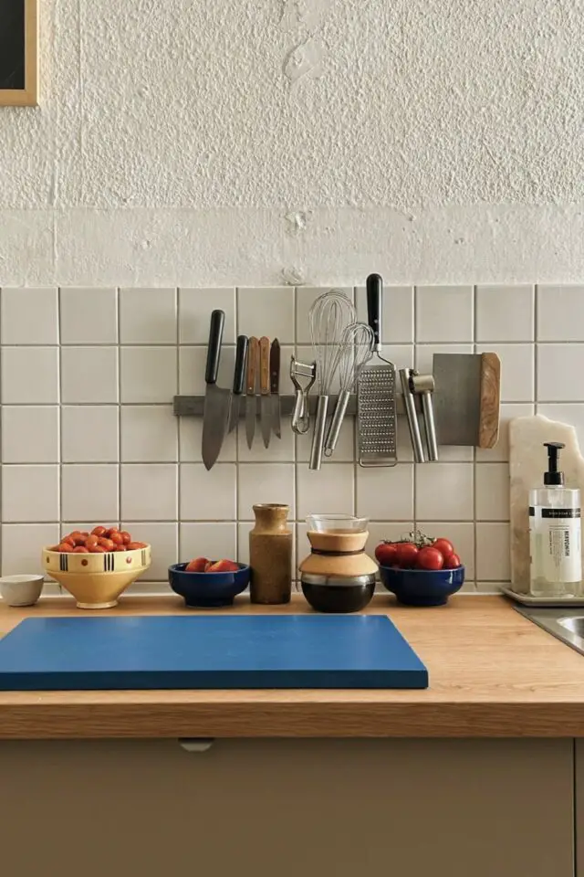 home staging cuisine crédence simple et propre barre à couteaux plan de travail en bois 