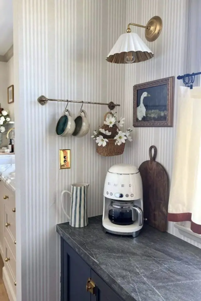 home staging cuisine exemple plan de travail gris cafetière style maison ancienne papier peint neutre mur 