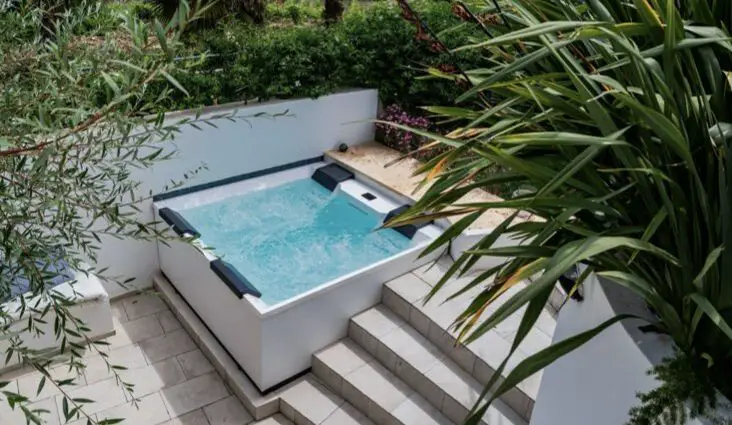 jacuzzi extérieur aménagement terrasse exemples photos