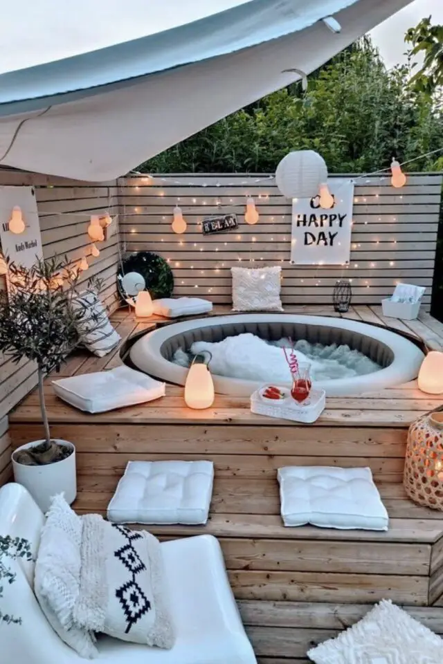 jacuzzi outdoor gonflable rond enterré terrasse en bois ambiance bohème moderne coussin blanc lampe nomade guirlande lumineuse jacuzzi outdoor gonflable rond enterré terrasse en bois ambiance bohème moderne coussin blanc lampe nomade guirlande lumineuse