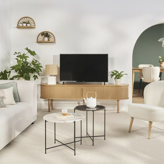 meuble salon TV arrondi avec portes cannelées en bois moderne 