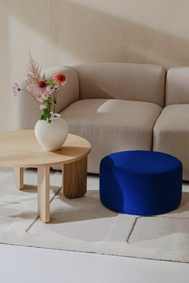 salon confortable pouf moderne en velours bleu électrique rond touche coloré espace neutre