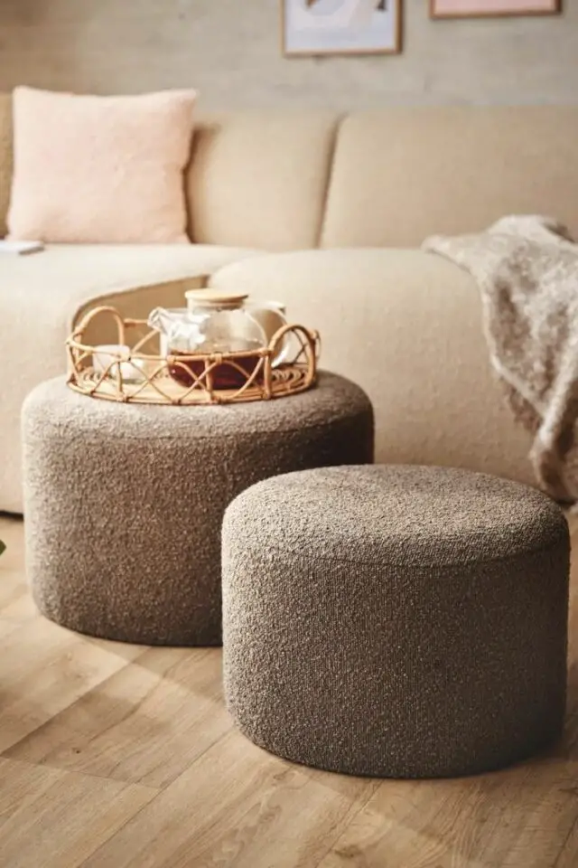 salon confortable pouf moderne couleur neutre beige rond laine bouclée atmosphère cosy 
