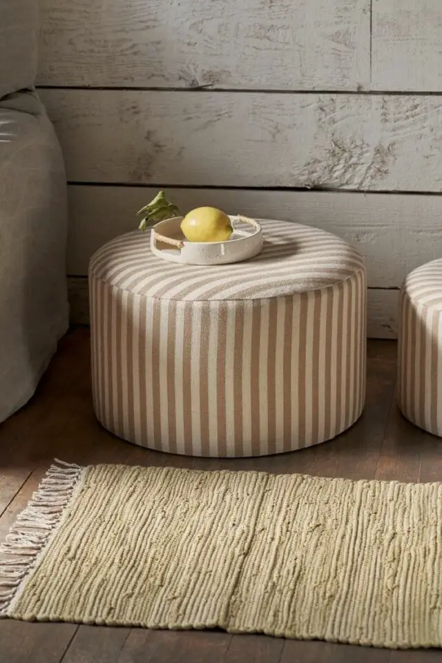 salon confortable pouf moderne rond à rayures tendance élégante 