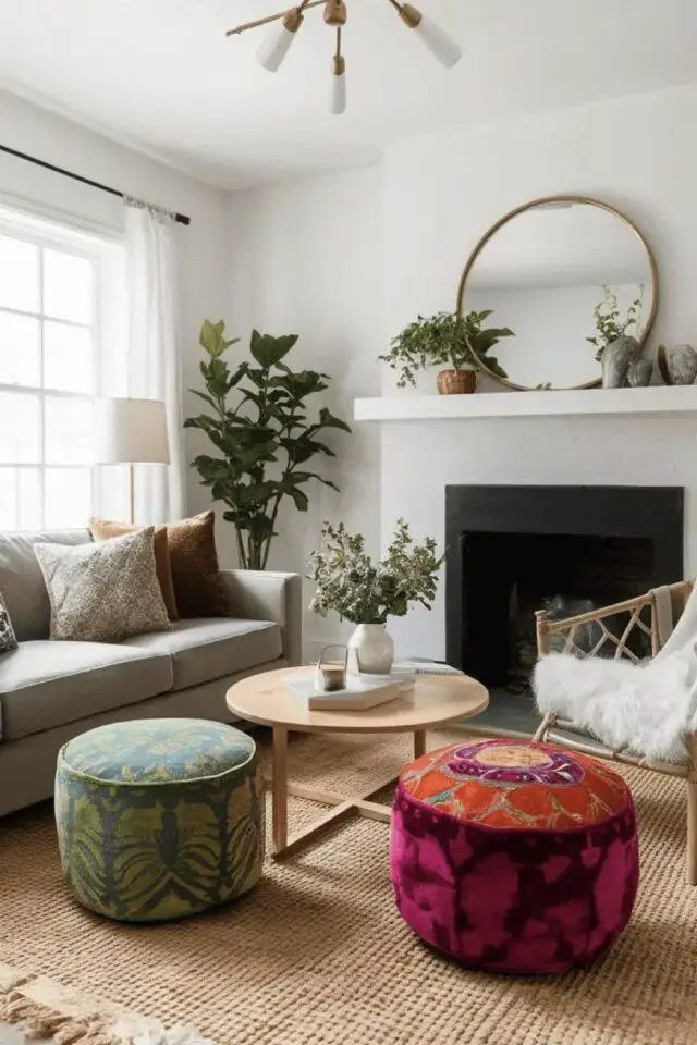 salon confortable pouf moderne bohème coloré motif autour table basse 