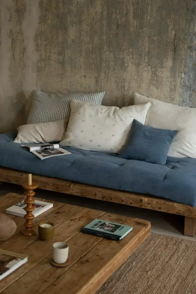 salon confortable pouf moderne banquette couleur bleue coussin de sol élégant espace chaleureux bois 