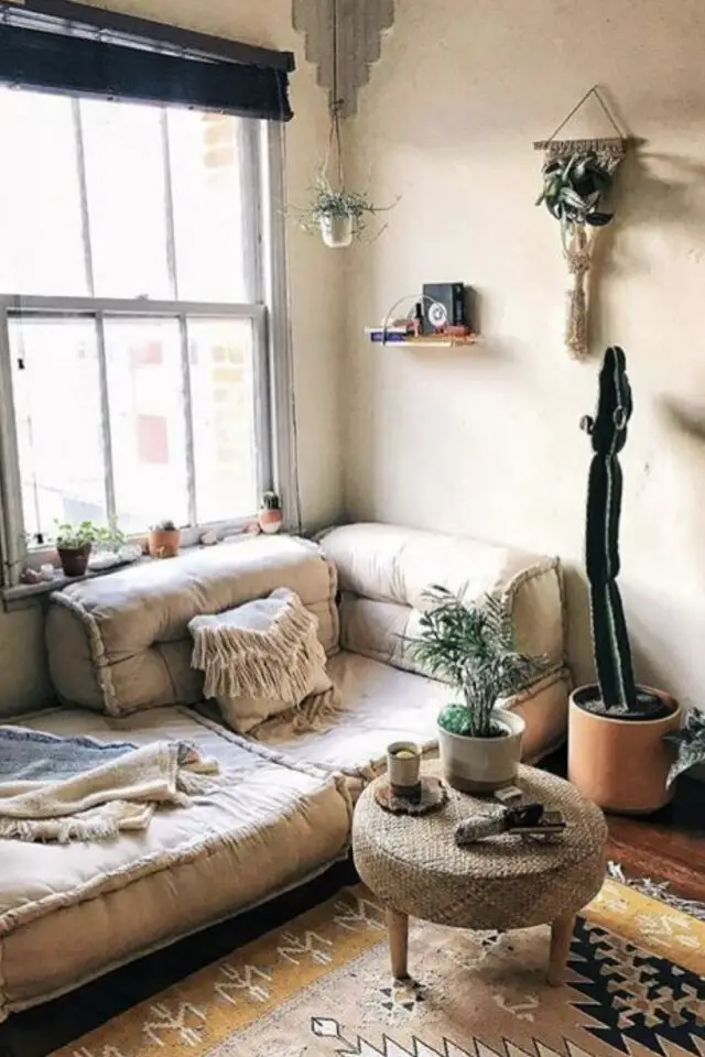 salon confortable pouf moderne bohème cosy mur neutre tapis ocre imprimé 