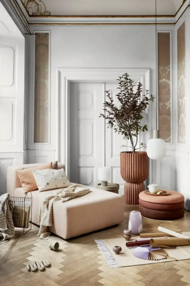 salon confortable pouf moderne table basse alternative élégante couleur rose marron 