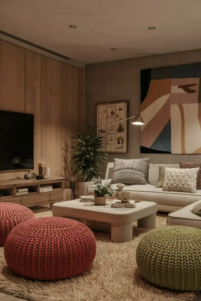 salon confortable pouf moderne ottoman laine couleur terre cuite et kaki séjour cosy 