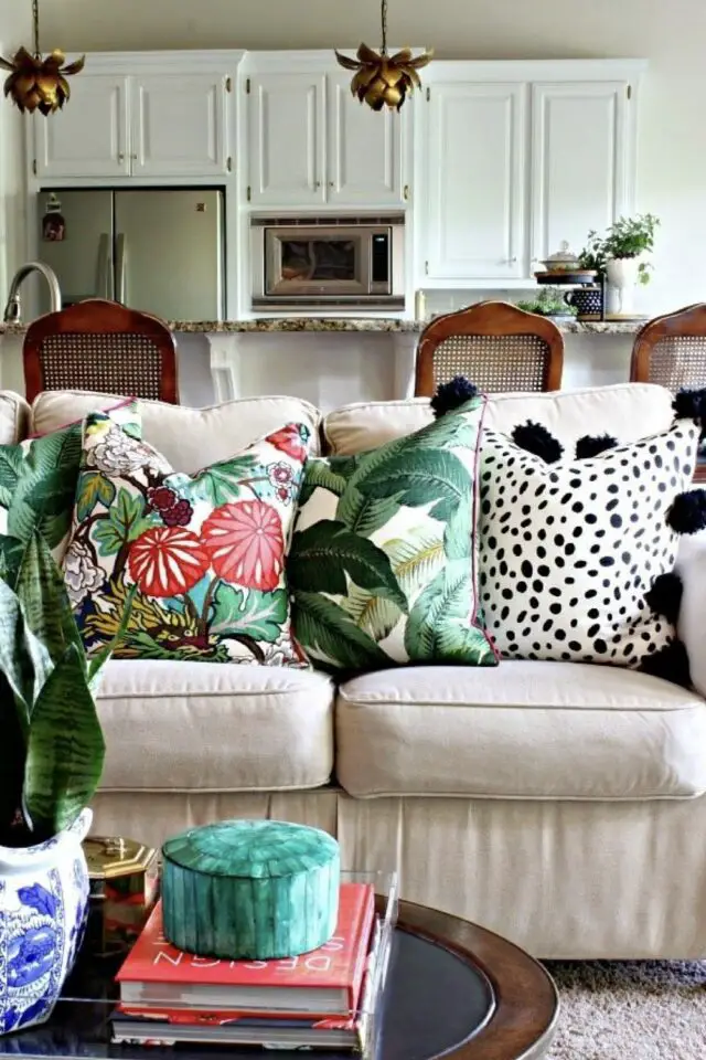 décoration estivale salon coussins imprimés tropical canapé beige 