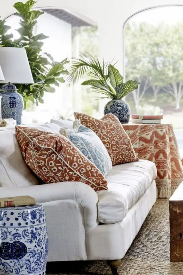 décoration estivale salon coussins motif floral blanc bleu ocre 