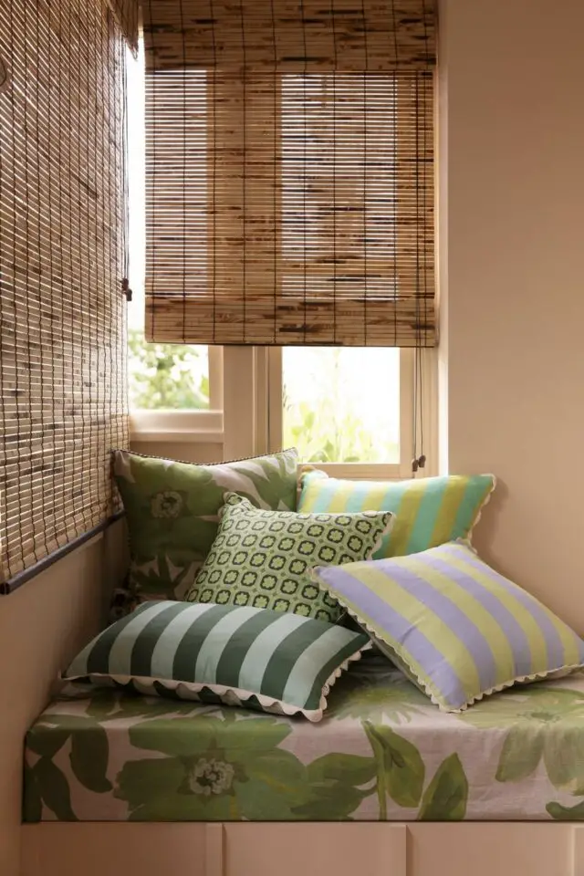 décoration estivale salon coussins moderne rayures colorées 