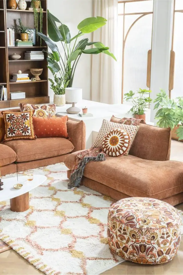 décoration estivale salon coussins esprit bohème vintage canapé marron en velours plantes vertes 